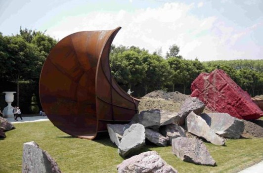 Anish Kapoor: Dirty Corner 2015 Versal: The Queen's Vagina.jpg