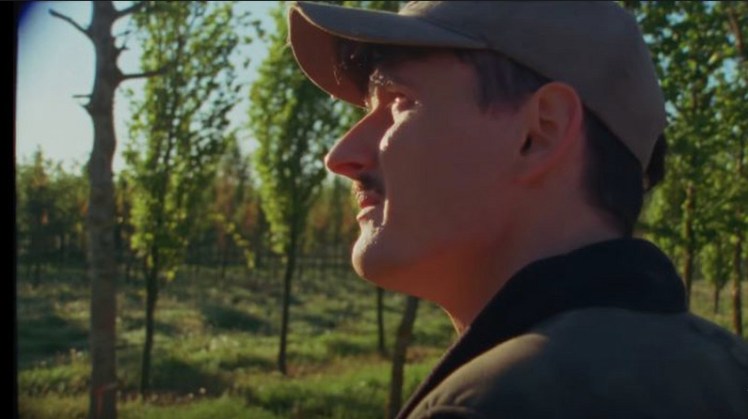 Dawid Podsiadło: Kadr z teledysku "Małomiasteczkowy".jpg